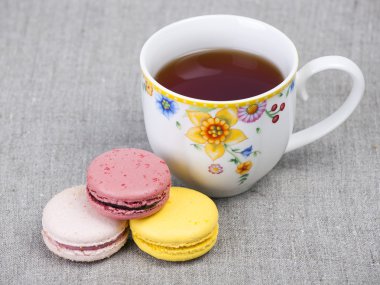 Çay ile renkli macaroons