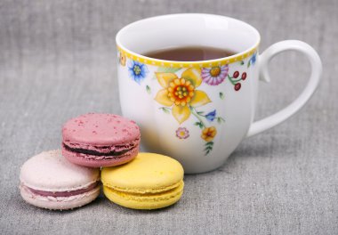 Çay ile renkli macaroons