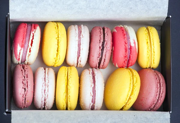 Macarons coloridos franceses en una caja — Foto de Stock