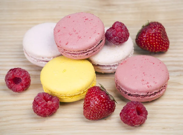 Macaroons coloridos com frutas — Fotografia de Stock