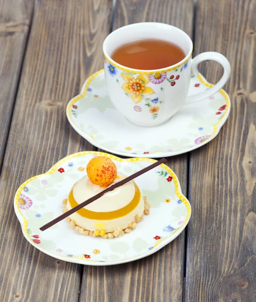 Lemons delicious cake with tea — Stock Photo, Image