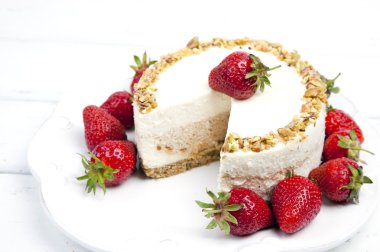 peynirli kek çilek ile