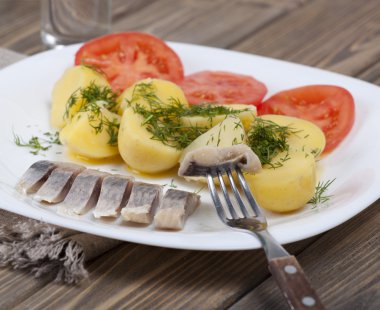 haşlanmış patates ile ringa balığı