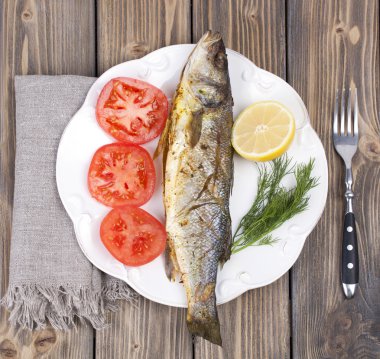 Kızarmış balık deniz levreği