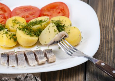 haşlanmış patates ile ringa balığı