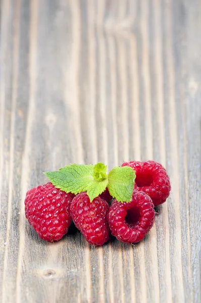 Raspberries on a wooden table — Stock Photo, Image