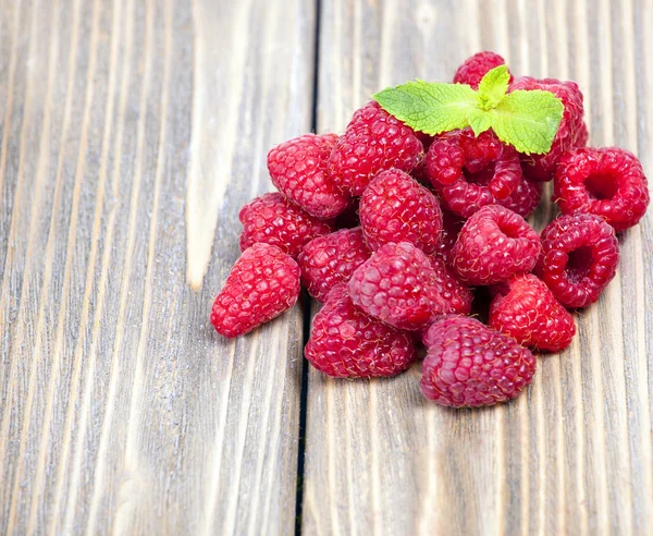 Raspberries on a wooden table — Stock Photo, Image