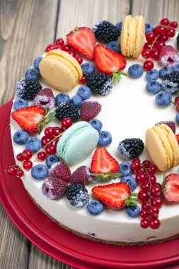 Süslü meyve ve acıbadem kurabiyesi cheesecake