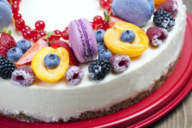 Süslü meyve ve acıbadem kurabiyesi cheesecake