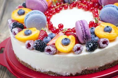 Süslü meyve ve acıbadem kurabiyesi cheesecake