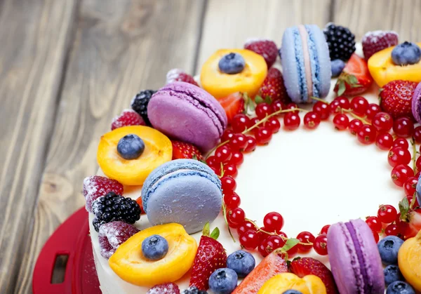 화려한 과일 및 마 카 롱 치즈 케이크 — 스톡 사진