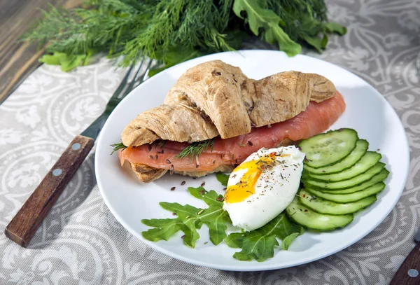 Café da manhã de croissants com salmão — Fotografia de Stock