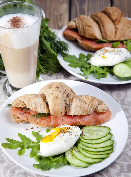 Café da manhã de croissants com salmão — Fotografia de Stock