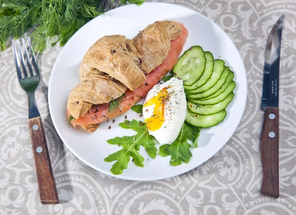 Café da manhã de croissants com salmão — Fotografia de Stock