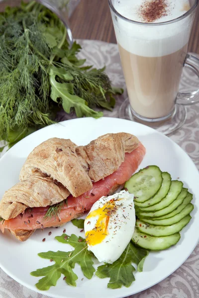 Café da manhã de croissants com salmão — Fotografia de Stock