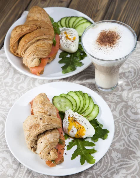 Café da manhã de croissants com salmão — Fotografia de Stock