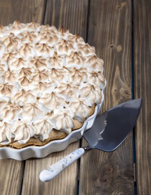 dilim şeftali ve beze pasta