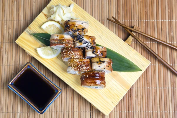 Conjunto de sushi japonés sabroso en una bandeja de madera — Foto de Stock