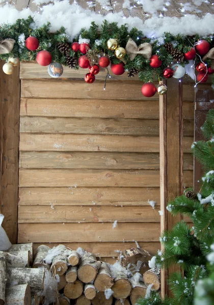 Versierd met slingers van Kerstmis speelgoed en interieur — Stockfoto
