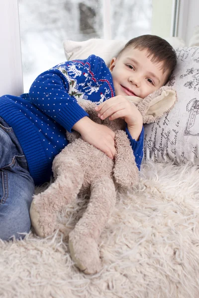 Retrato de um menino em uma camisola azul — Fotografia de Stock