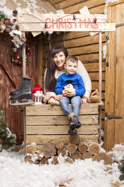 Niño con madre interior de Navidad — Foto de Stock