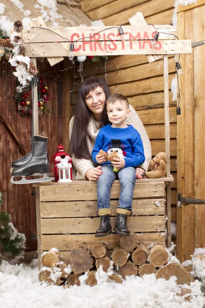 Jongen met moeder Kerstmis interieur — Stockfoto