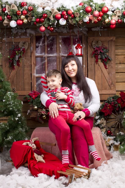 Niño con madre interior de Navidad — Foto de Stock