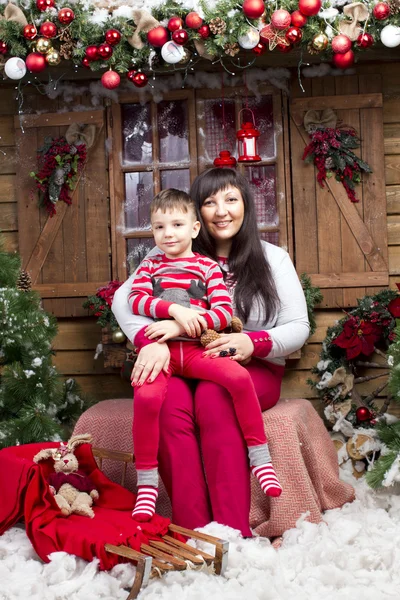 Menino com mãe interior de Natal — Fotografia de Stock