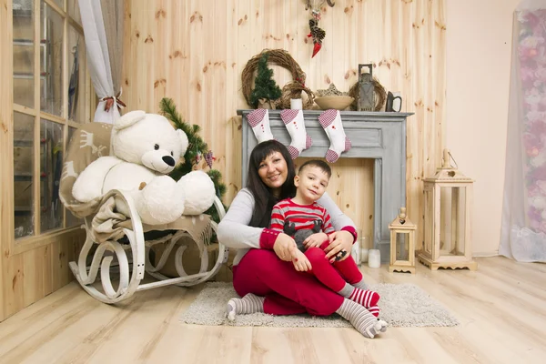 Menino com mãe interior de Natal — Fotografia de Stock