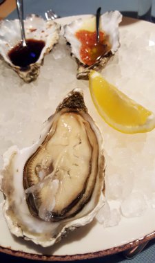 Buz üzerinde büyük açık istiridye