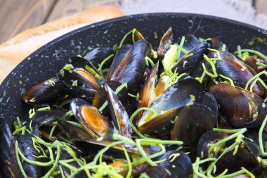 Şarapta pişirilmiş midye