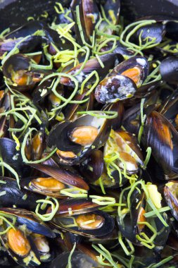 Şarapta pişirilmiş midye