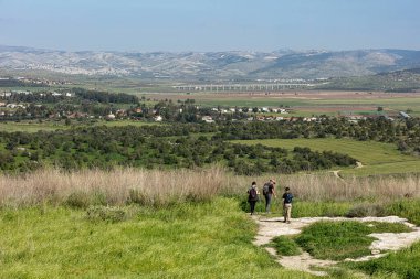 Tepeden görünüm Tel Gezer 'dan köprüye