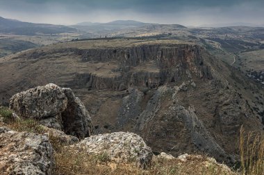 Nisan 'da Kinneret yakınlarında Arbel Dağı 