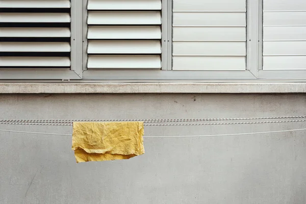 Pano Amarelo Pendurado Fora Janela Uma Corda — Fotografia de Stock