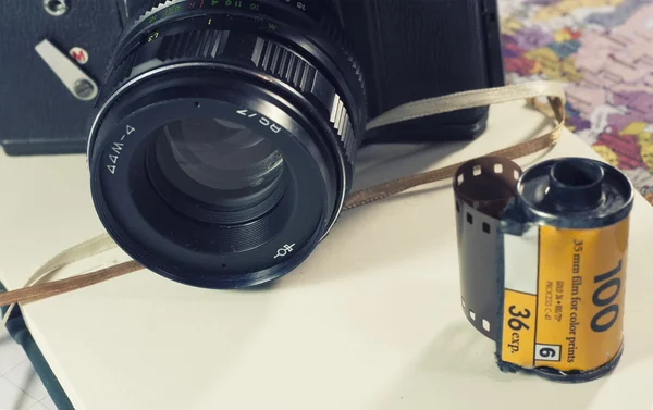 Ainda vida com câmera velha — Fotografia de Stock