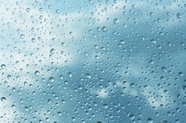 Yağmur damlaları cama düşer