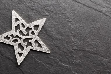 Siyah arka planda noel süslemesi.