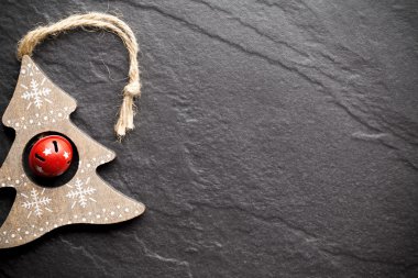 Siyah arka planda noel süslemesi.