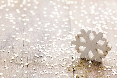 Ahşap arka planda köknar dallarıyla Noel süslemesi.