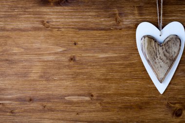 Kalp. Ahşap arka plan üzerinde kalp.