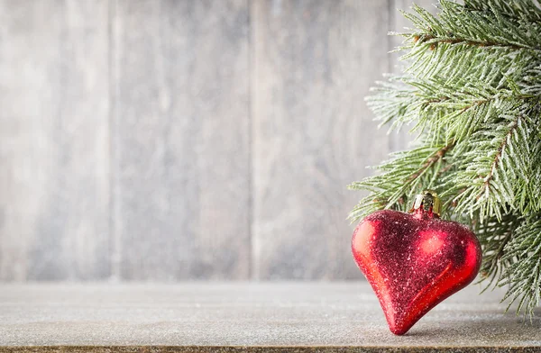 Vánoční jedle větev a dekor, na dřevěném pozadí. — Stock fotografie