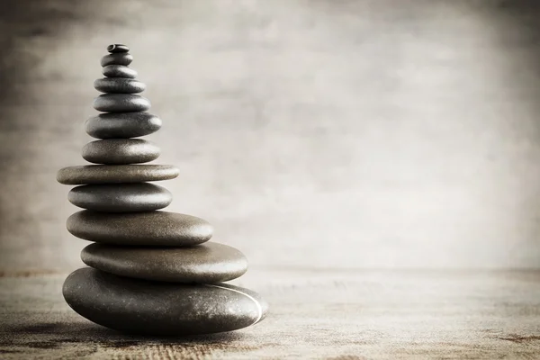 Equilibrio Piedras Sobre Fondo Gris — Foto de Stock