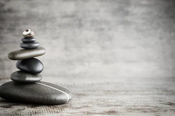 Las piedras de masaje ponen en forma de la pirámide. — Foto de Stock