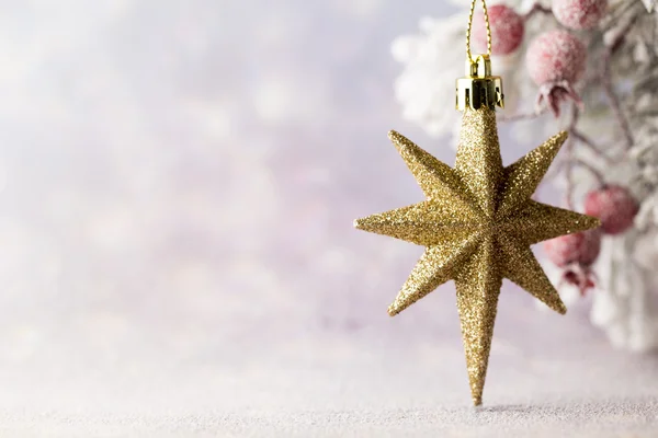 木の背景にモミの枝とクリスマスの装飾. — ストック写真