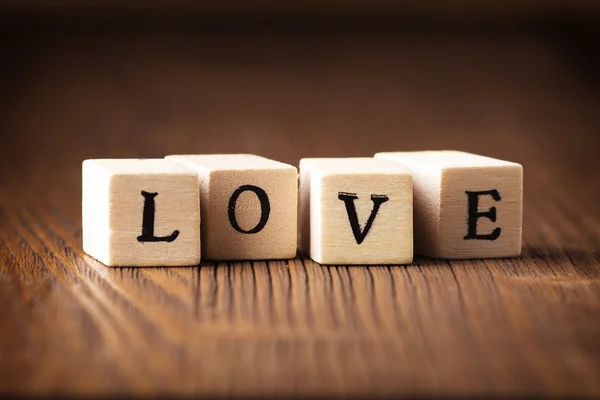 Messaggio d'amore. Messaggio d'amore scritto in blocchi di legno . — Foto Stock