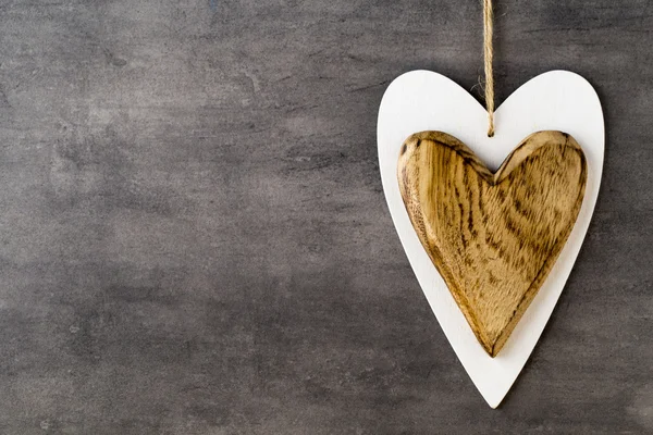 Herzen. Herzen auf einem Holztisch und Hintergrund ist ein Bokeh. — Stockfoto