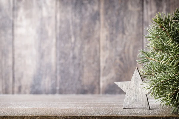 クリスマスモミの枝や装飾、木製の背景に. — ストック写真