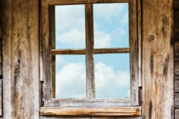 Oude houten raamkozijn, lente, bloeiende bomen. — Stockfoto