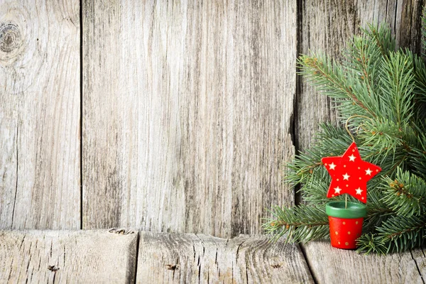 Decorazione natalizia con rami di abete sullo sfondo di legno. — Foto Stock